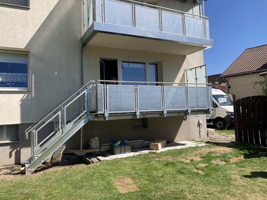 Balkon mit Treppe zum Garten